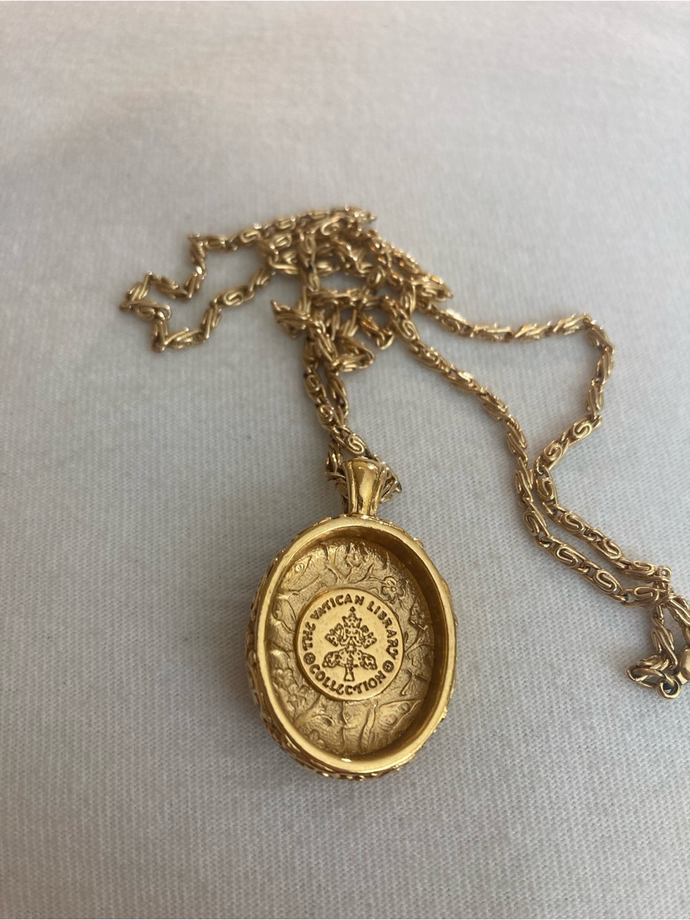 The Vatican Library Collection Angel Cherub Intricate Frame Pendant Necklace - Picture 8 of 8
